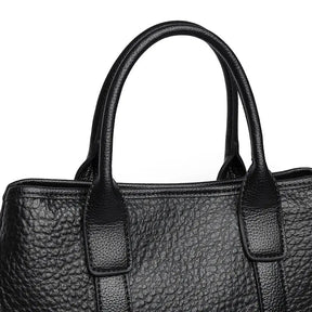 a Bolsa em Couro Liz, uma peça versátil que une sofisticação, modernidade e praticidade em um único acessório.