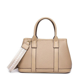 a Bolsa em Couro Liz, uma peça versátil que une sofisticação, modernidade e praticidade em um único acessório.