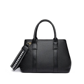a Bolsa em Couro Liz, uma peça versátil que une sofisticação, modernidade e praticidade em um único acessório.