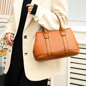 a Bolsa em Couro Liz, uma peça versátil que une sofisticação, modernidade e praticidade em um único acessório.