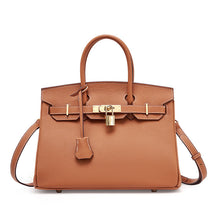 Bolsa Rafa em couro legítimo, média e versátil. Design clássico, elegante e funcional, pode ser usada na mão, no ombro ou como bolsa transversal.