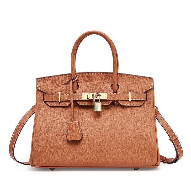 Bolsa Rafa em couro legítimo, média e versátil. Design clássico, elegante e funcional, pode ser usada na mão, no ombro ou como bolsa transversal.