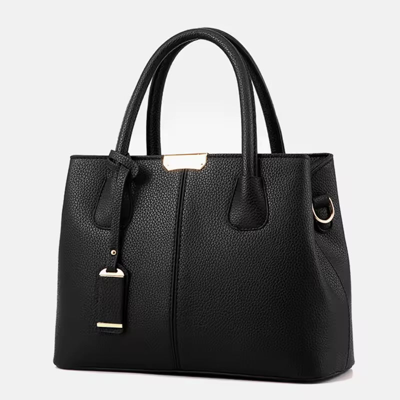 A Bolsa em Couro Sabrina exala sofisticação e minimalismo atemporal. Ela é confeccionada em couro de textura suave e uniforme, transmitindo um ar de discrição refinada.