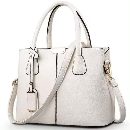 A Bolsa em Couro Sabrina exala sofisticação e minimalismo atemporal. Ela é confeccionada em couro de textura suave e uniforme, transmitindo um ar de discrição refinada.
