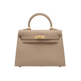 Bolsa Helena em couro legítimo, pequena, elegante e durável. Design clássico inspirado em Grace Kelly, perfeita para quem busca sofisticação atemporal.