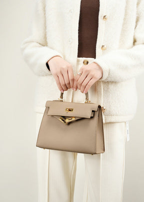 Bolsa Helena em couro legítimo, pequena, elegante e durável. Design clássico inspirado em Grace Kelly, perfeita para quem busca sofisticação atemporal.