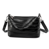 Bolsa Alicia em couro legítimo, compacta e funcional. Design minimalista, alça regulável e espaço ideal para itens essenciais com praticidade e estilo.