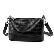 Bolsa Alicia em couro legítimo, compacta e funcional. Design minimalista, alça regulável e espaço ideal para itens essenciais com praticidade e estilo.