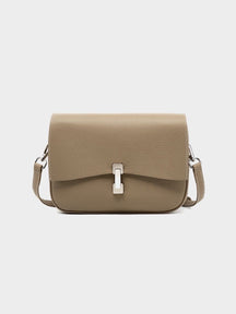 Bolsa Bruna em couro legítimo, compacta, elegante e durável. Modelo transversal com divisórias internas para manter seus itens organizados com estilo.