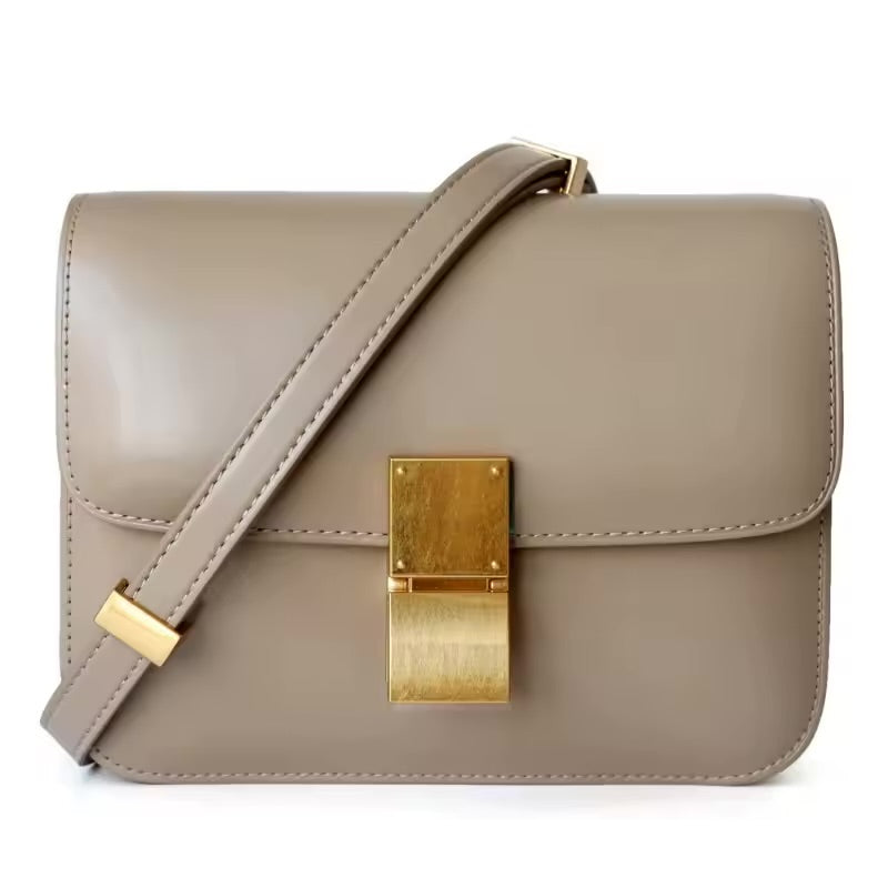 Bolsa Cristine compacta, elegante e funcional. Com divisórias, zíper e ferragens douradas, é ideal para o dia a dia ou ocasiões especiais.