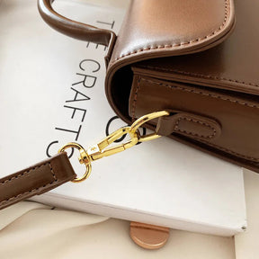 Bolsa Eva em material sintético, compacta, elegante e funcional. Com zíper, fecho de encaixe, alça ajustável e ótimo espaço interno para o dia a dia.