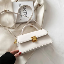 Bolsa Eva em material sintético, compacta, elegante e funcional. Com zíper, fecho de encaixe, alça ajustável e ótimo espaço interno para o dia a dia.