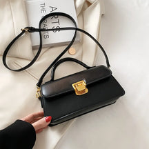 Bolsa Eva em material sintético, compacta, elegante e funcional. Com zíper, fecho de encaixe, alça ajustável e ótimo espaço interno para o dia a dia.
