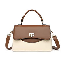 Bolsa Joana média, elegante e funcional. Design versátil com alças confortáveis e linhas suaves, ideal para o dia a dia ou eventos com estilo e praticidade.