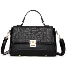 Bolsa Kelly média, elegante e funcional, com alças confortáveis e design clássico. Versátil e sofisticada, ideal para o dia a dia ou ocasiões especiais.