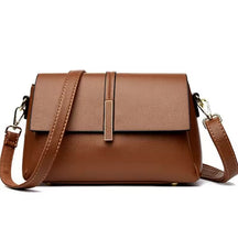 Bolsa Lara média, sofisticada e versátil, com design moderno e atemporal. Espaçosa, confortável e elegante, ideal para o dia a dia ou eventos especiais.