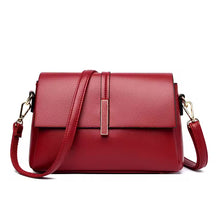 Bolsa Lara média, sofisticada e versátil, com design moderno e atemporal. Espaçosa, confortável e elegante, ideal para o dia a dia ou eventos especiais.