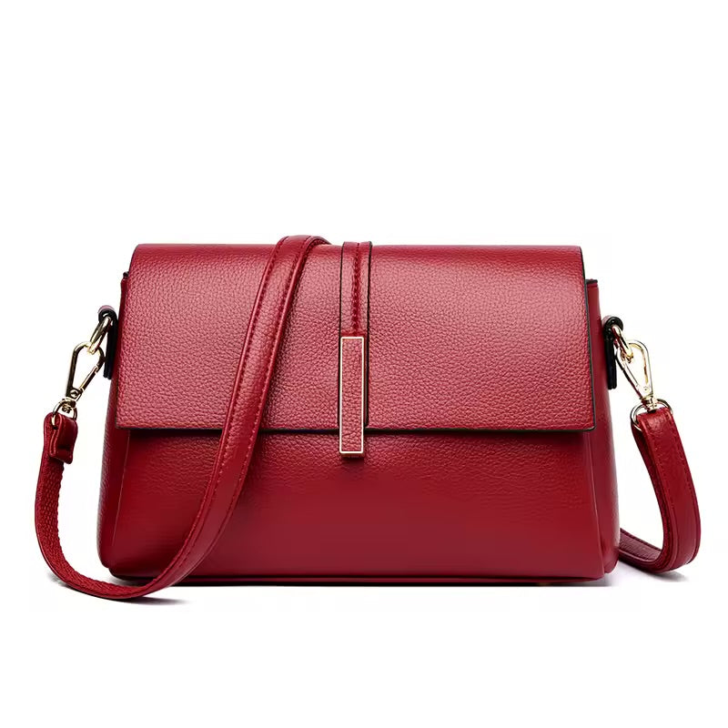 Bolsa Lara média, sofisticada e versátil, com design moderno e atemporal. Espaçosa, confortável e elegante, ideal para o dia a dia ou eventos especiais.