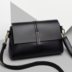 Bolsa Lara média, sofisticada e versátil, com design moderno e atemporal. Espaçosa, confortável e elegante, ideal para o dia a dia ou eventos especiais.