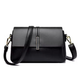 Bolsa Lara média, sofisticada e versátil, com design moderno e atemporal. Espaçosa, confortável e elegante, ideal para o dia a dia ou eventos especiais.