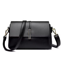 Bolsa Lara média, sofisticada e versátil, com design moderno e atemporal. Espaçosa, confortável e elegante, ideal para o dia a dia ou eventos especiais.