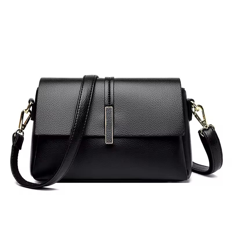 Bolsa Lara média, sofisticada e versátil, com design moderno e atemporal. Espaçosa, confortável e elegante, ideal para o dia a dia ou eventos especiais.
