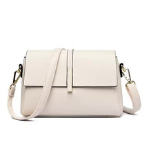 Bolsa Lara média, sofisticada e versátil, com design moderno e atemporal. Espaçosa, confortável e elegante, ideal para o dia a dia ou eventos especiais.