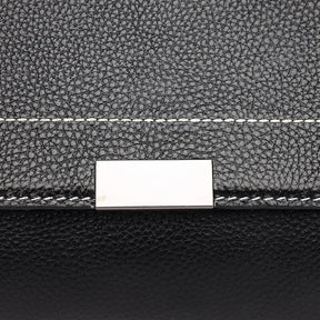 Bolsa Laura em couro legítimo, compacta, elegante e versátil. Com alça ajustável, zíper, botão magnético e divisórias para praticidade no dia a dia.