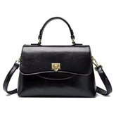 Bolsa Luara média, elegante e versátil, com design atemporal. Alças confortáveis e estrutura sofisticada, ideal para o dia a dia e ocasiões especiais.