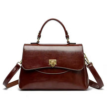 Bolsa Luara média, elegante e versátil, com design atemporal. Alças confortáveis e estrutura sofisticada, ideal para o dia a dia e ocasiões especiais.