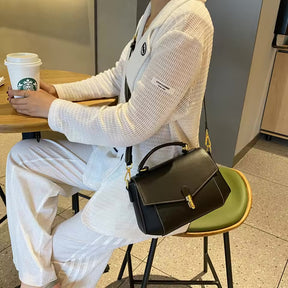Bolsa Nívea com design clássico, elegante e funcional. Feita com material de alta qualidade, tem acabamento refinado, zíper robusto e detalhes sofisticados.