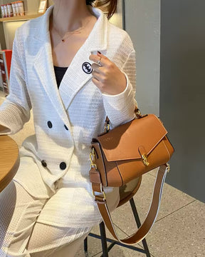 Bolsa Nívea com design clássico, elegante e funcional. Feita com material de alta qualidade, tem acabamento refinado, zíper robusto e detalhes sofisticados.