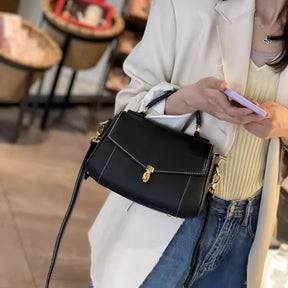 Bolsa Nívea com design clássico, elegante e funcional. Feita com material de alta qualidade, tem acabamento refinado, zíper robusto e detalhes sofisticados.