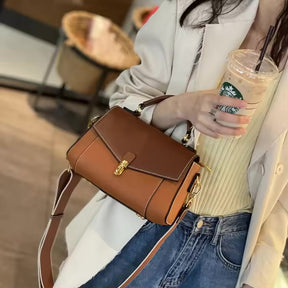 Bolsa Nívea com design clássico, elegante e funcional. Feita com material de alta qualidade, tem acabamento refinado, zíper robusto e detalhes sofisticados.
