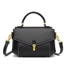 Bolsa Nívea com design clássico, elegante e funcional. Feita com material de alta qualidade, tem acabamento refinado, zíper robusto e detalhes sofisticados.