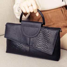 Bolsa Ísis em couro legítimo, elegante e funcional. Toque macio, design refinado e compartimentos internos ideais para organizar com estilo e praticidade.