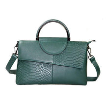 Bolsa Ísis em couro legítimo, elegante e funcional. Toque macio, design refinado e compartimentos internos ideais para organizar com estilo e praticidade.