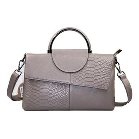 Bolsa Ísis em couro legítimo, elegante e funcional. Toque macio, design refinado e compartimentos internos ideais para organizar com estilo e praticidade.