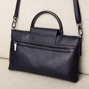 Bolsa Ísis em couro legítimo, elegante e funcional. Toque macio, design refinado e compartimentos internos ideais para organizar com estilo e praticidade.