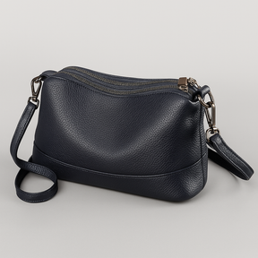 Bolsa Pietra em couro legítimo, compacta, elegante e resistente. Alça ajustável, zíper seguro e ótimo espaço interno para o dia a dia com estilo.