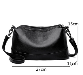 Bolsa Pietra em couro legítimo, compacta, elegante e resistente. Alça ajustável, zíper seguro e ótimo espaço interno para o dia a dia com estilo.
