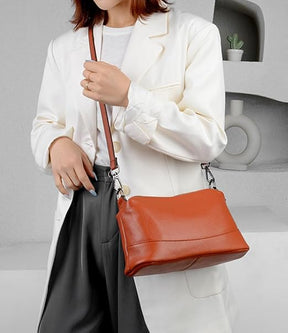 Bolsa Pietra em couro legítimo, compacta, elegante e resistente. Alça ajustável, zíper seguro e ótimo espaço interno para o dia a dia com estilo.