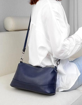 Bolsa Pietra em couro legítimo, compacta, elegante e resistente. Alça ajustável, zíper seguro e ótimo espaço interno para o dia a dia com estilo.