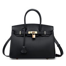 Bolsa Rafa em couro legítimo, média e versátil. Design clássico, elegante e funcional, pode ser usada na mão, no ombro ou como bolsa transversal.