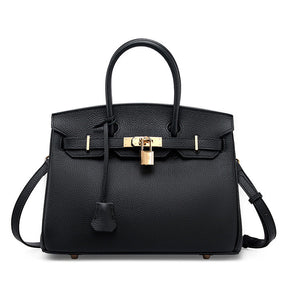 Bolsa Rafa em couro legítimo, média e versátil. Design clássico, elegante e funcional, pode ser usada na mão, no ombro ou como bolsa transversal.