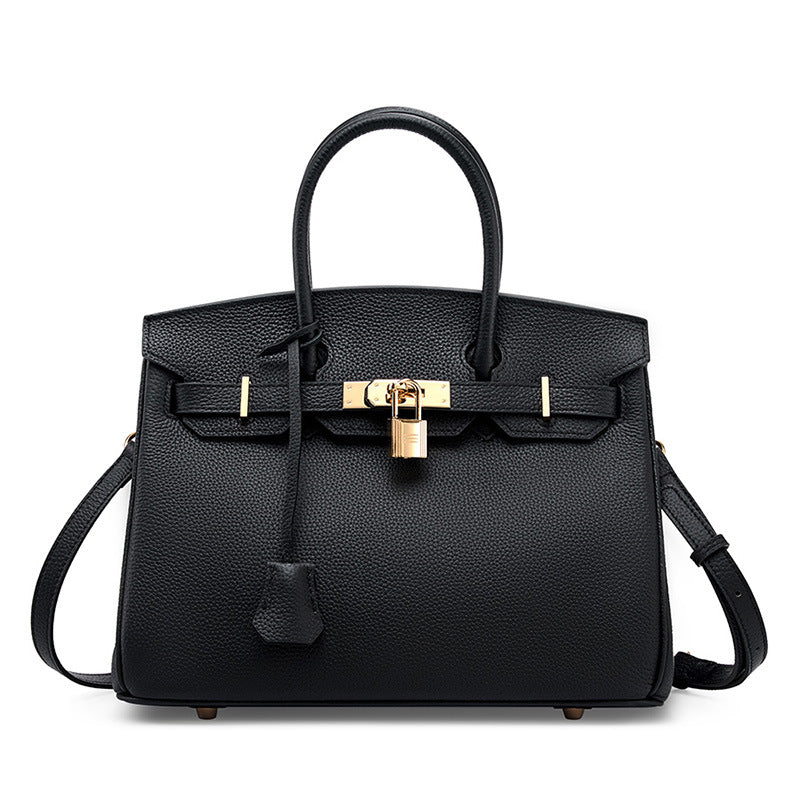 Bolsa Rafa em couro legítimo, média e versátil. Design clássico, elegante e funcional, pode ser usada na mão, no ombro ou como bolsa transversal.
