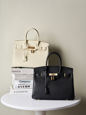 Bolsa Rafa em couro legítimo, média e versátil. Design clássico, elegante e funcional, pode ser usada na mão, no ombro ou como bolsa transversal.
