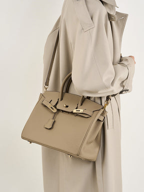 Bolsa Rafa em couro legítimo, média e versátil. Design clássico, elegante e funcional, pode ser usada na mão, no ombro ou como bolsa transversal.