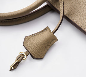Bolsa Rafa em couro legítimo, média e versátil. Design clássico, elegante e funcional, pode ser usada na mão, no ombro ou como bolsa transversal.