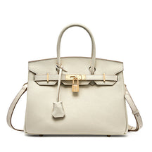 Bolsa Rafa em couro legítimo, média e versátil. Design clássico, elegante e funcional, pode ser usada na mão, no ombro ou como bolsa transversal.
